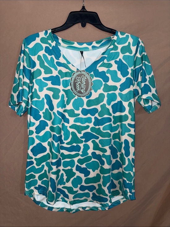 Sterling Kreek Tops - NWT Sterling Kreek River Stone Teal & White Short Sleeve VNeck Top Women’s Small